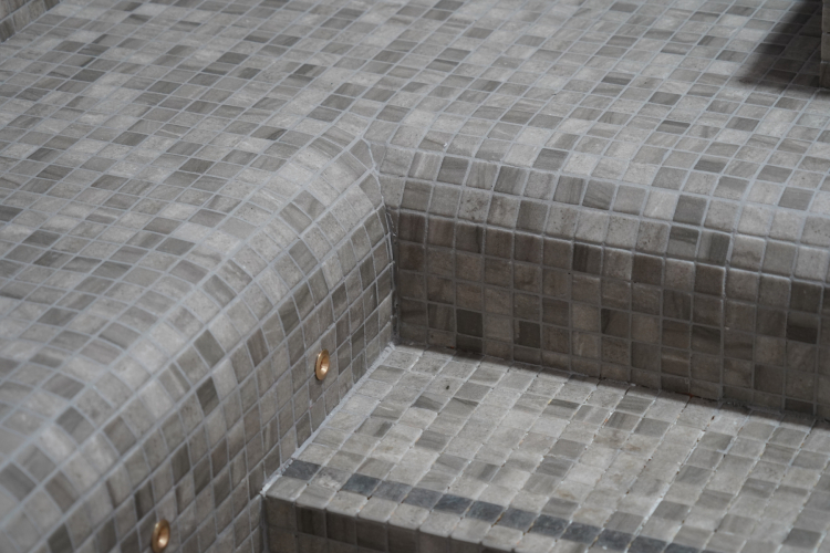 One Piece Luxury Tiled Spa Gray Steps